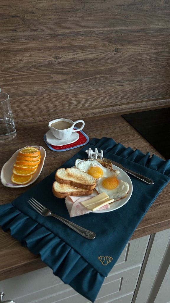 Столовая салфетка с рюшами синяя