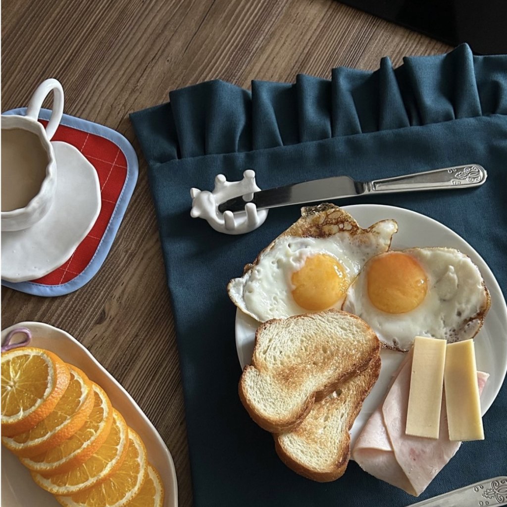 Столовая салфетка с рюшами синяя