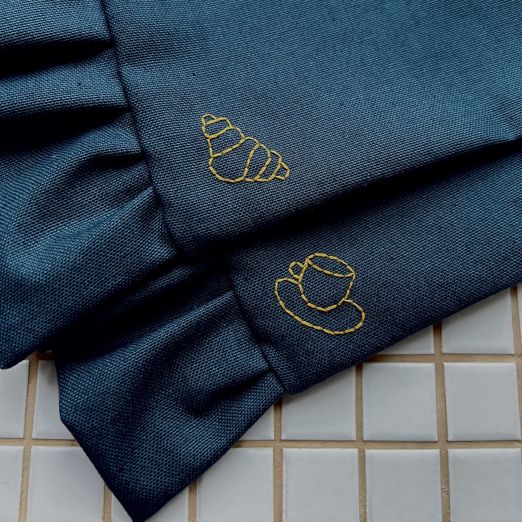 Столовая салфетка с рюшами синяя