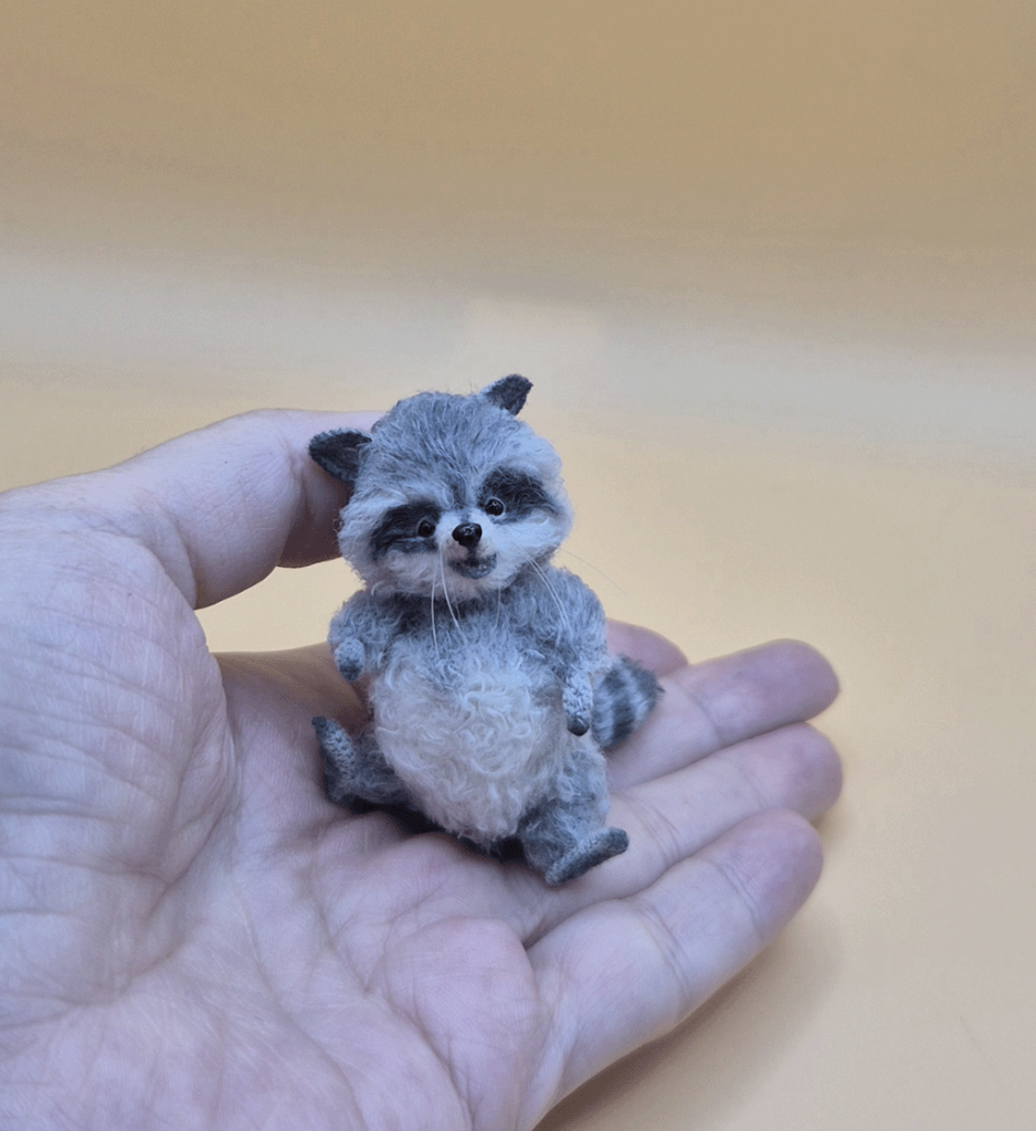Вязаная миниатюрная игрушка енотик Тоша с другом Мышиком