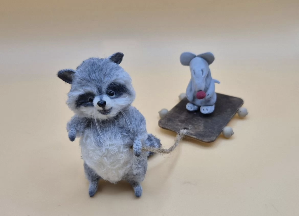 Вязаная миниатюрная игрушка енотик Тоша с другом Мышиком