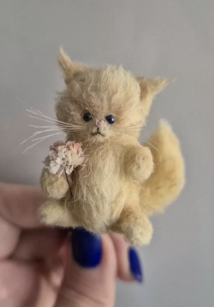 Миниатюрная вязаная игрушка котенок Персик в кедике