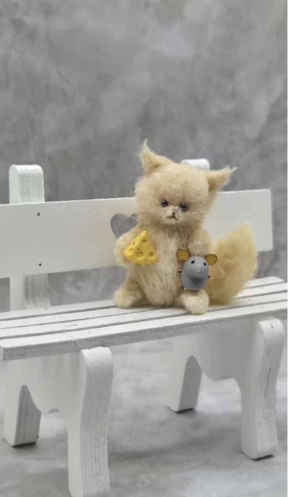 Миниатюрная вязаная игрушка котенок Персик в кедике