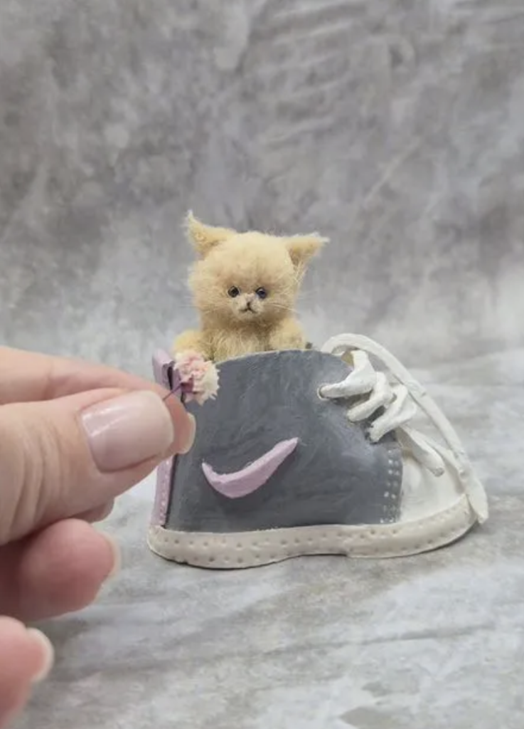 Миниатюрная вязаная игрушка котенок Персик в кедике