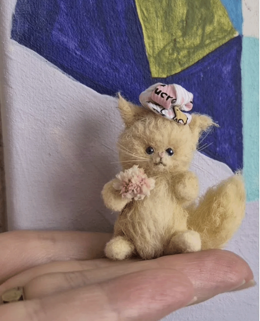 Миниатюрная вязаная игрушка котенок Персик в кедике