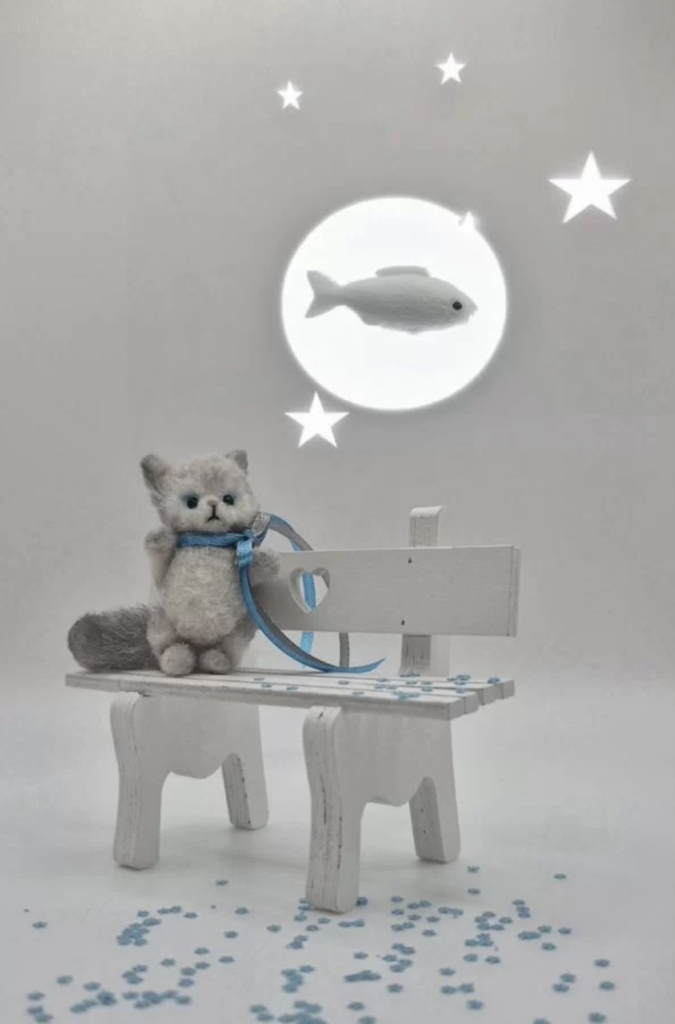 Вязаная миниатюрная игрушка киса Мурыса с бантом