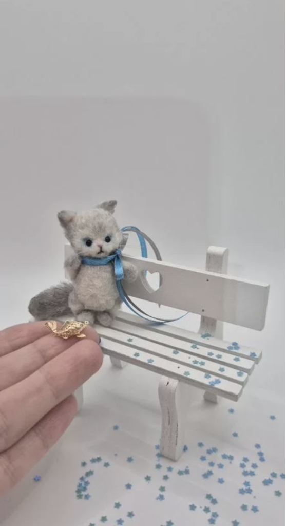 Вязаная миниатюрная игрушка киса Мурыса с бантом