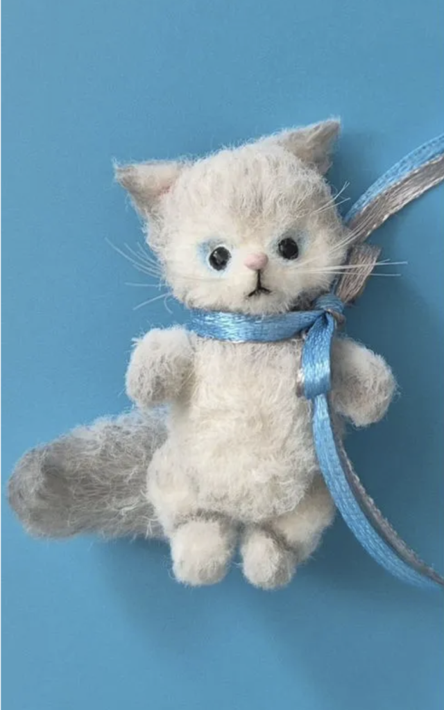 Вязаная миниатюрная игрушка киса Мурыса с бантом