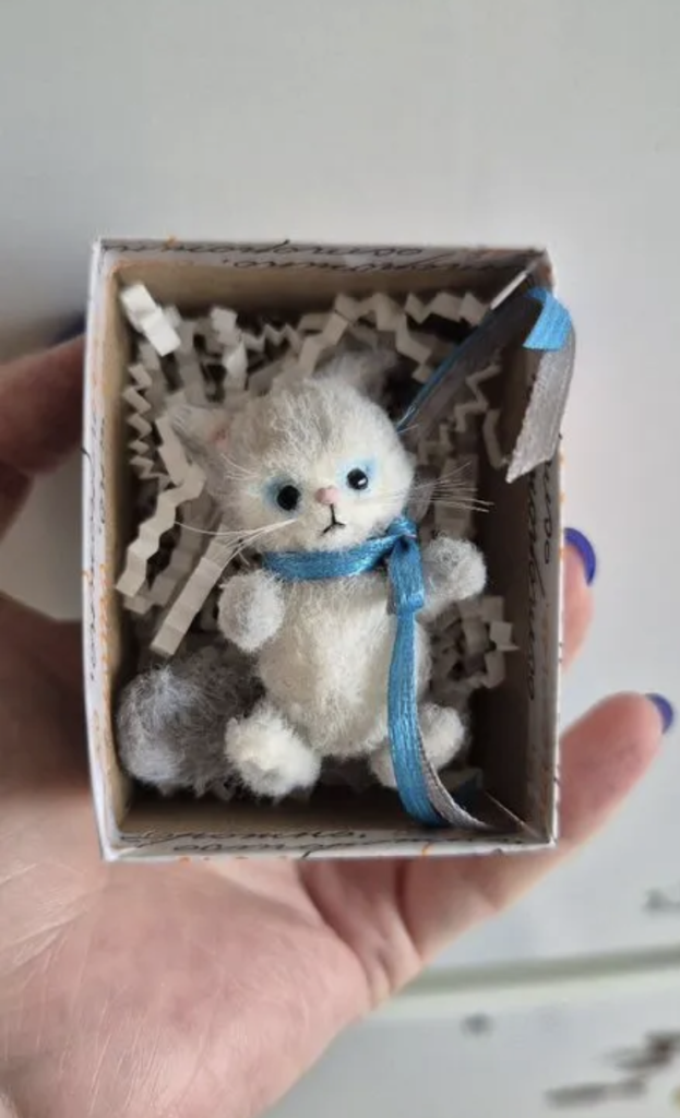 Вязаная миниатюрная игрушка киса Мурыса с бантом