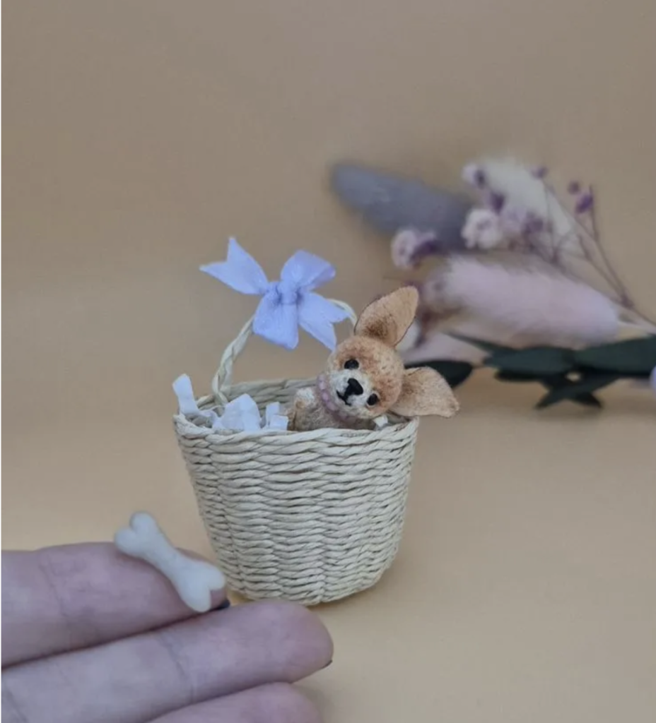 Вязаная миниатюрная игрушка чихуахуа Печенька