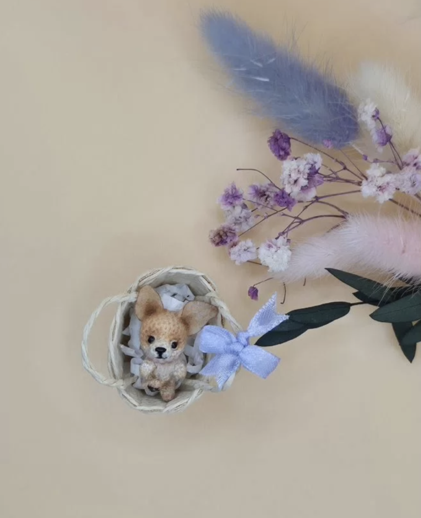 Вязаная миниатюрная игрушка чихуахуа Печенька