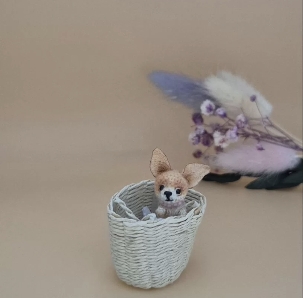 Вязаная миниатюрная игрушка чихуахуа Печенька