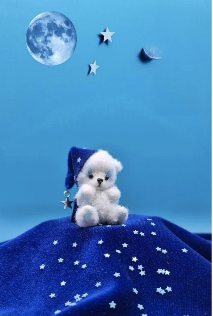 Миниатюрная вязаная игрушка медвежонок Умка