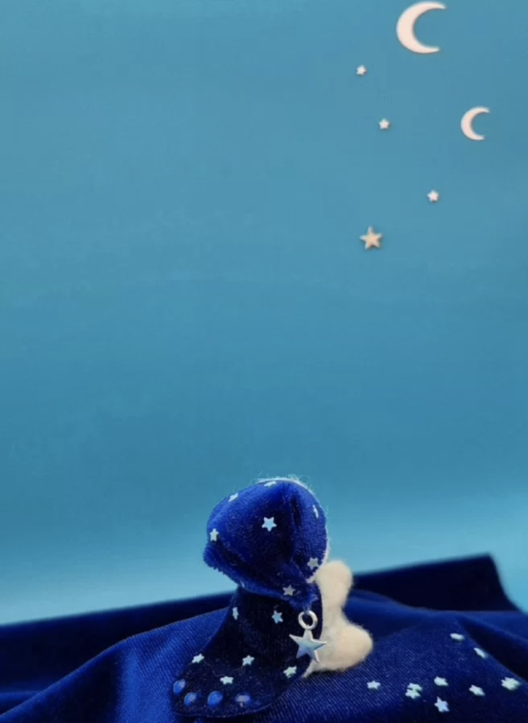 Миниатюрная вязаная игрушка медвежонок Умка