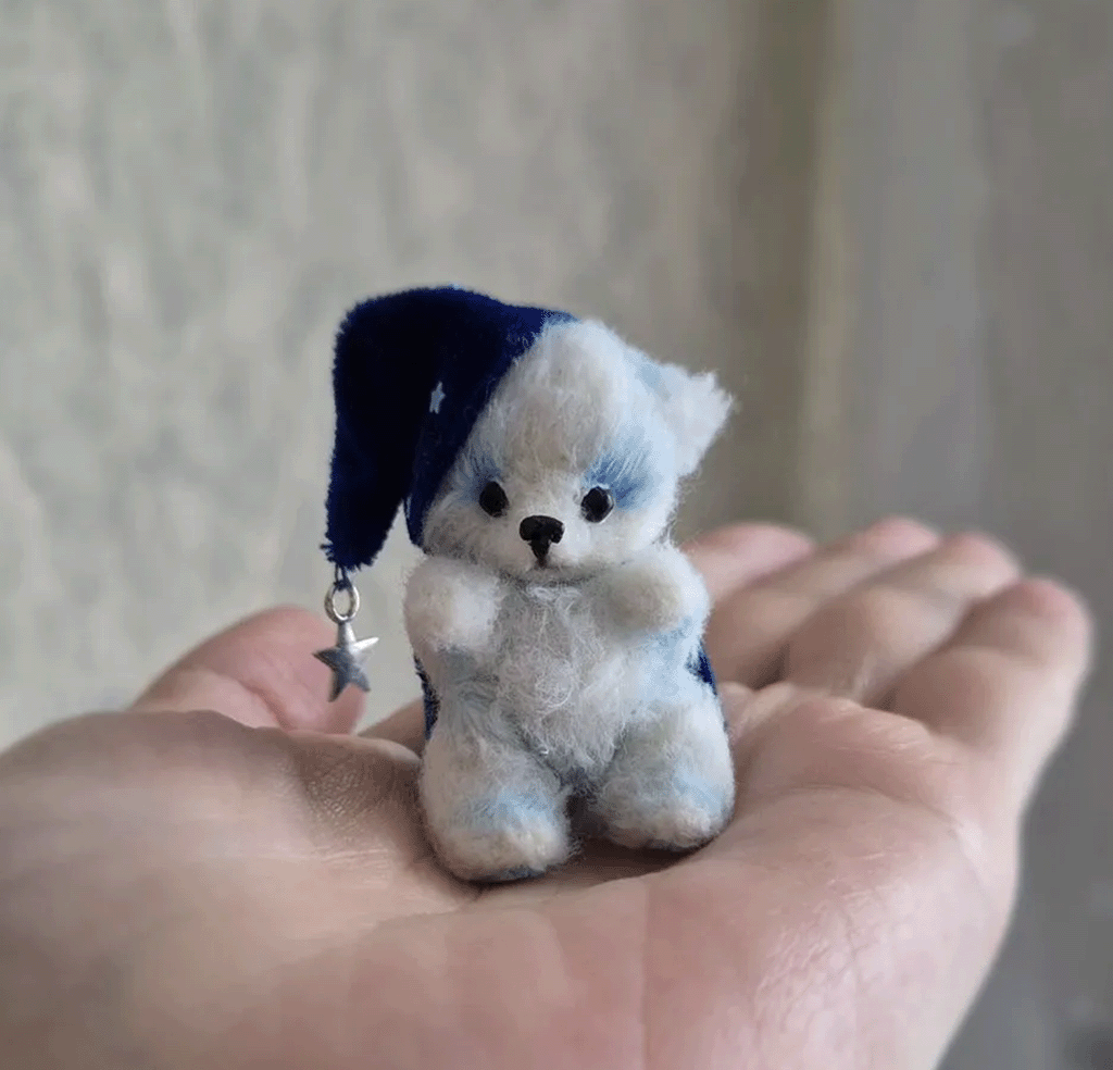 Миниатюрная вязаная игрушка медвежонок Умка