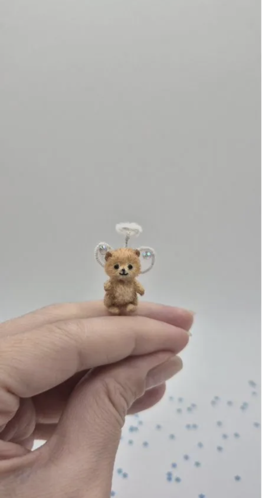 Вязаная миниатюрная игрушка микромедвежонок ангелок Пупс в грецком орешке