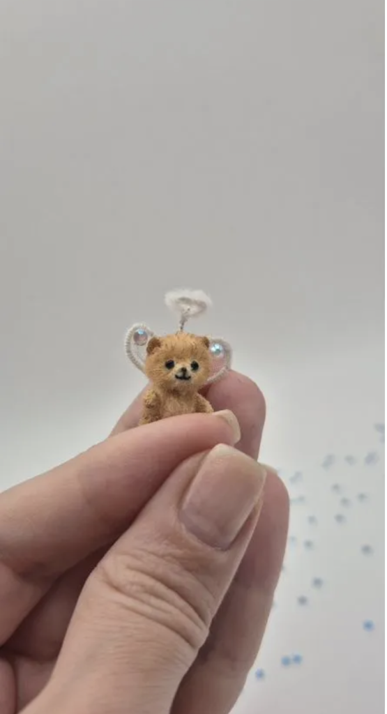 Вязаная миниатюрная игрушка микромедвежонок ангелок Пупс в грецком орешке