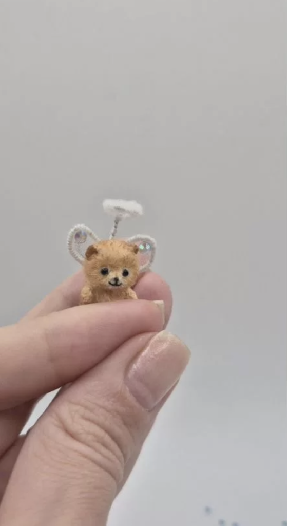 Вязаная миниатюрная игрушка микромедвежонок ангелок Пупс в грецком орешке