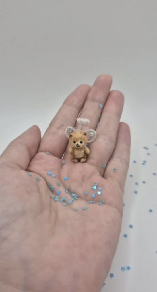 Вязаная миниатюрная игрушка микромедвежонок ангелок Пупс в грецком орешке