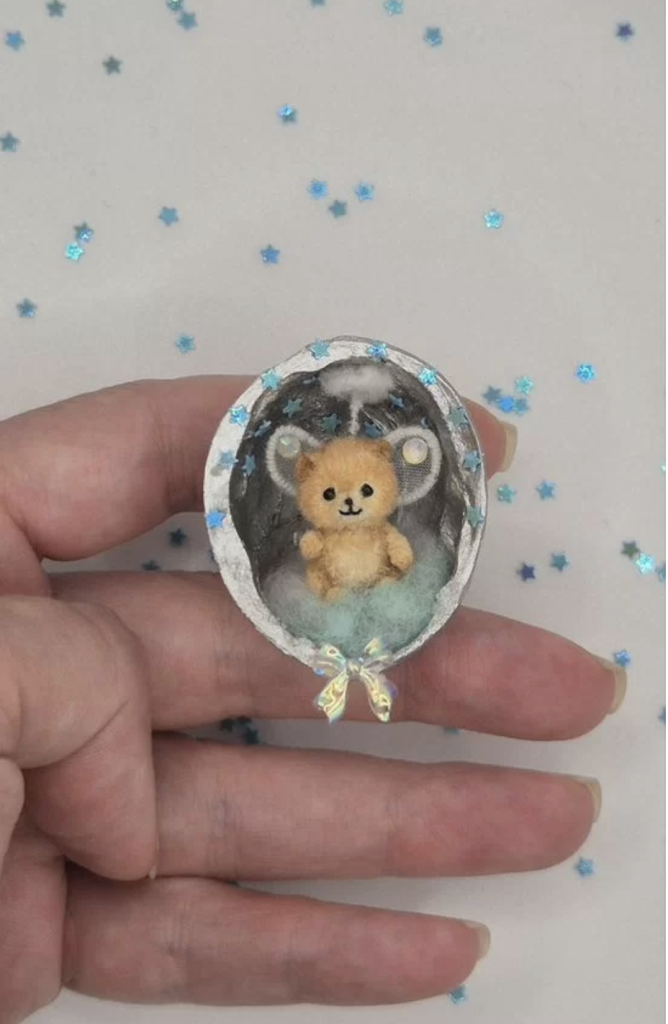 Вязаная миниатюрная игрушка микромедвежонок ангелок Пупс в грецком орешке