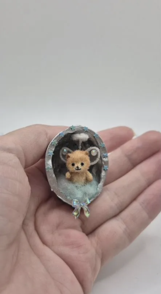 Вязаная миниатюрная игрушка микромедвежонок ангелок Пупс в грецком орешке