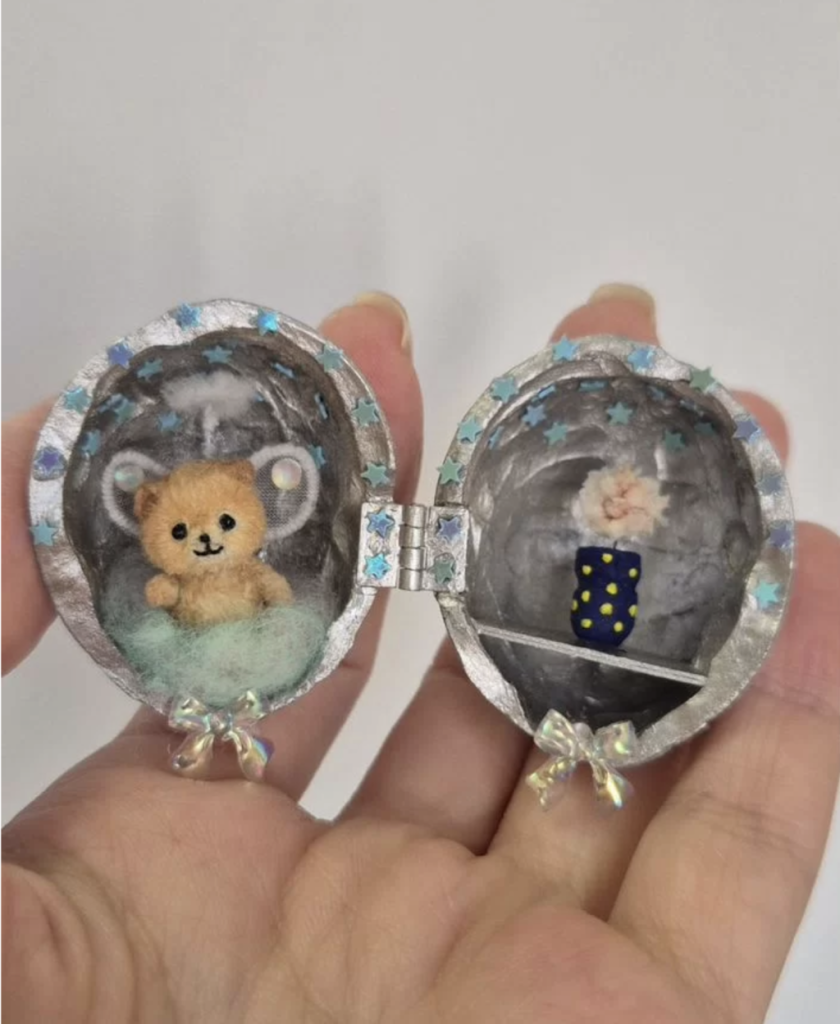 Вязаная миниатюрная игрушка микромедвежонок ангелок Пупс в грецком орешке