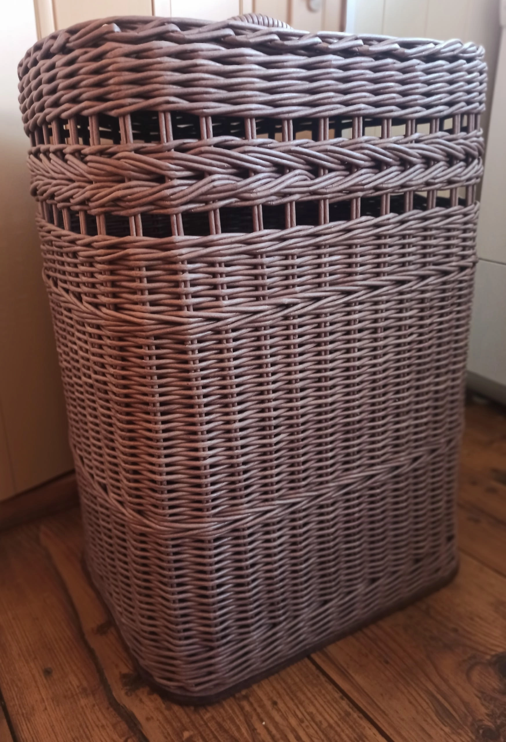 Плетеная бельевая корзина