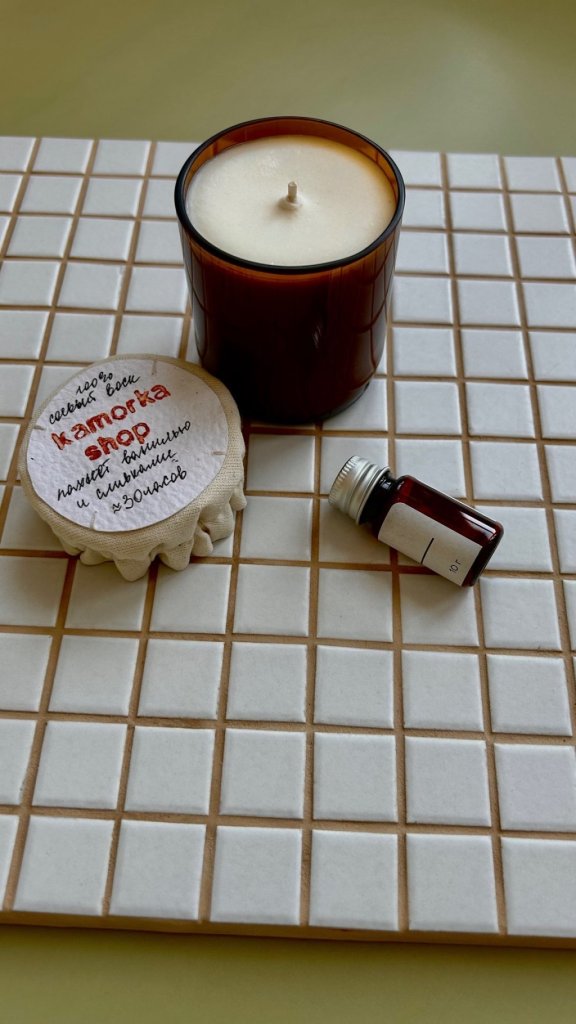 Свеча, которая пахнет ванилью и сливками