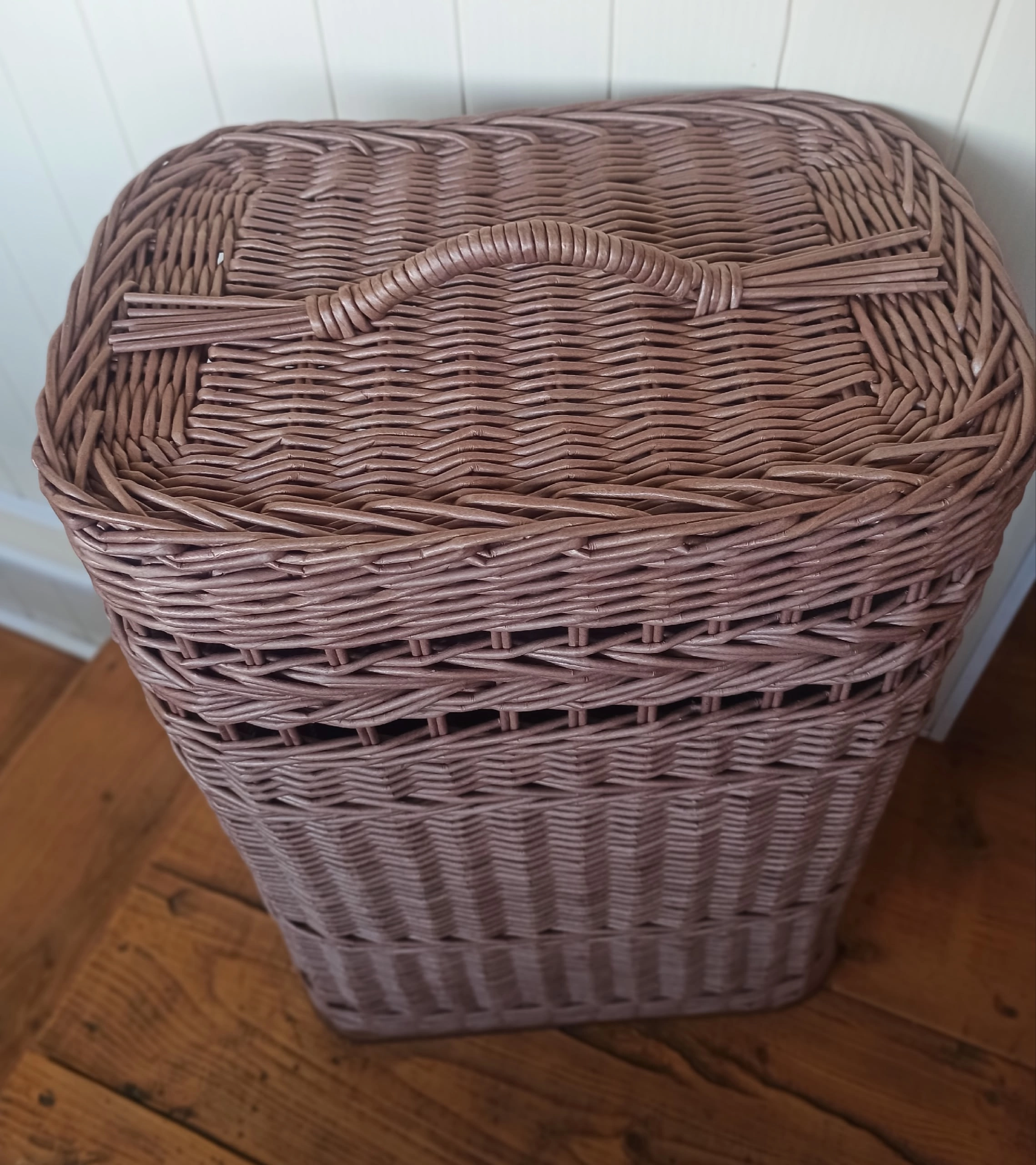 Плетеная бельевая корзина