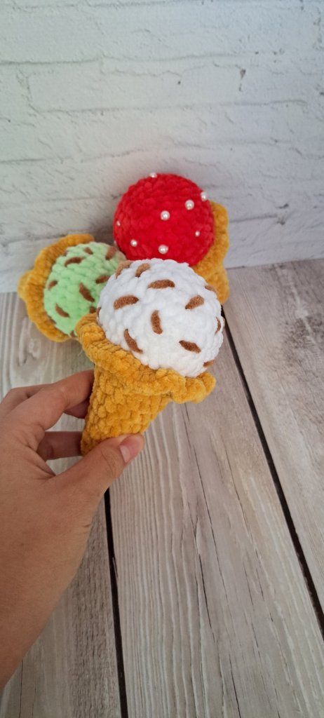 Вязаный брелок мороженое