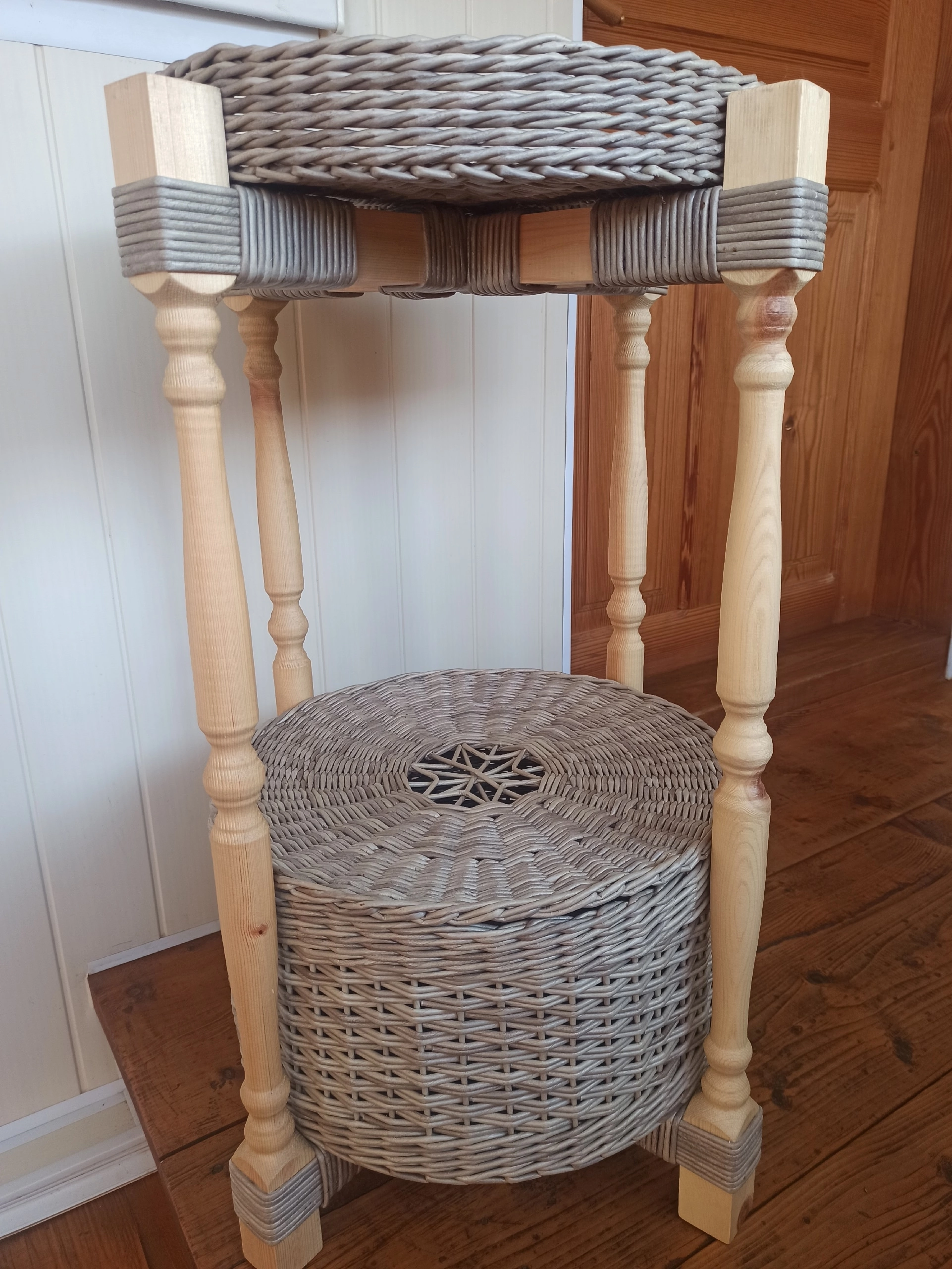 Столик- тумба плетеный из бумажной лозы