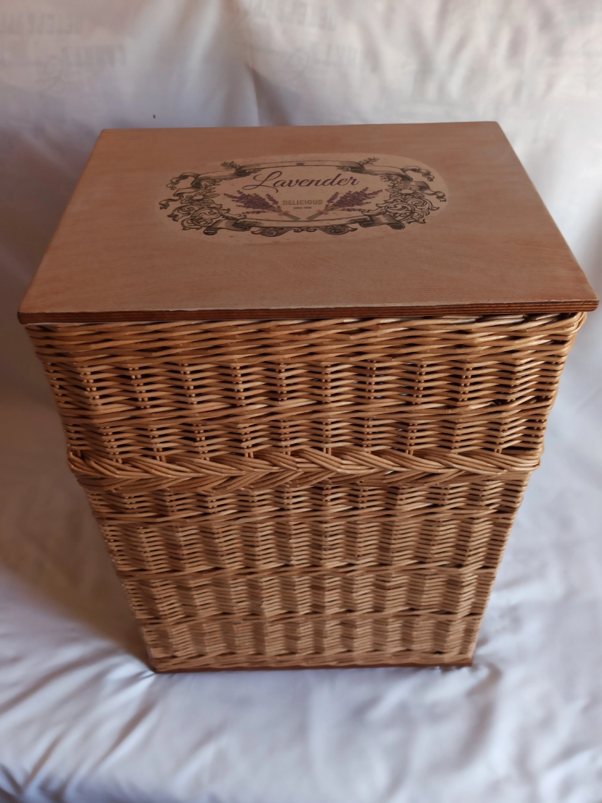 Плетеный короб для белья