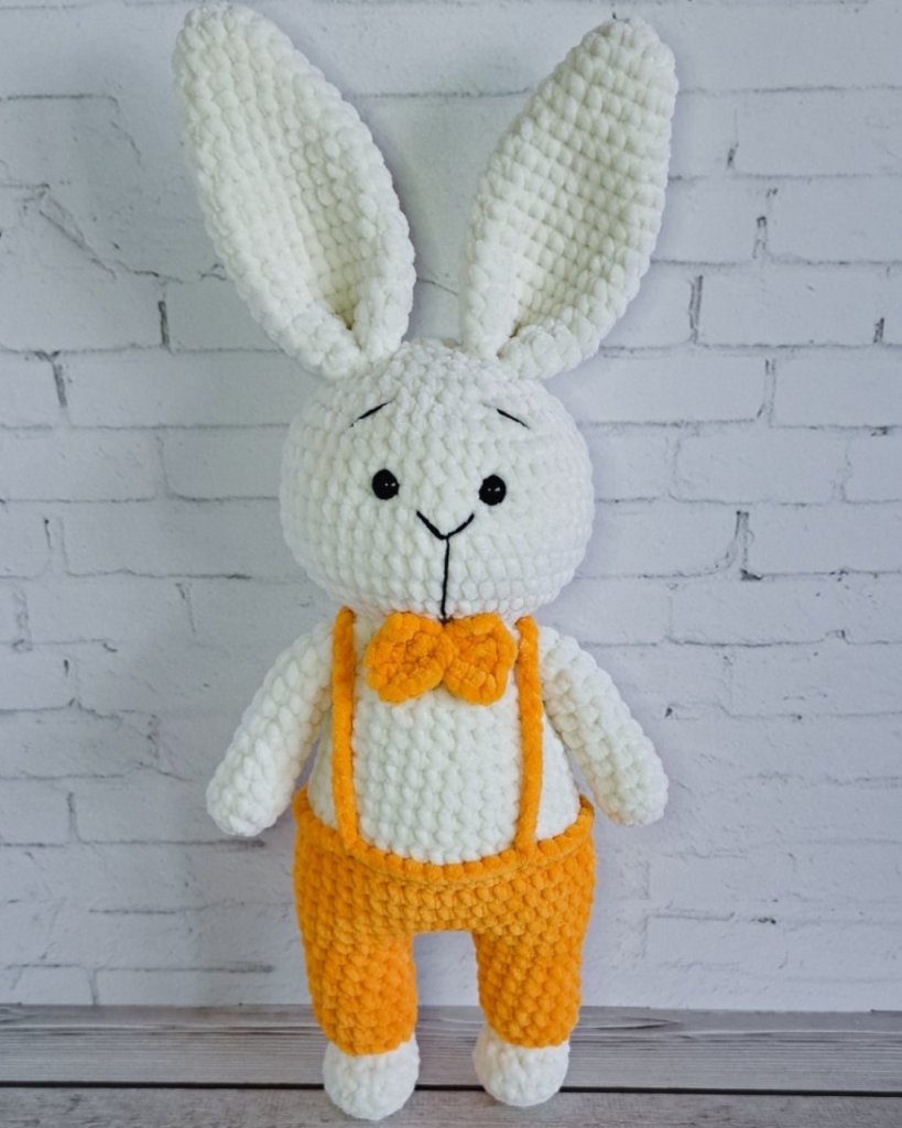 Вязаная игрушка зайчик