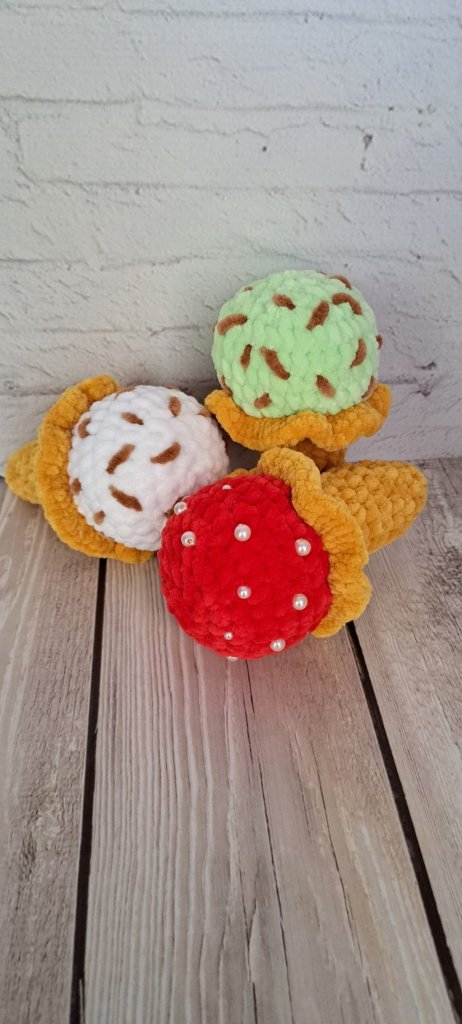 Вязаный брелок мороженое