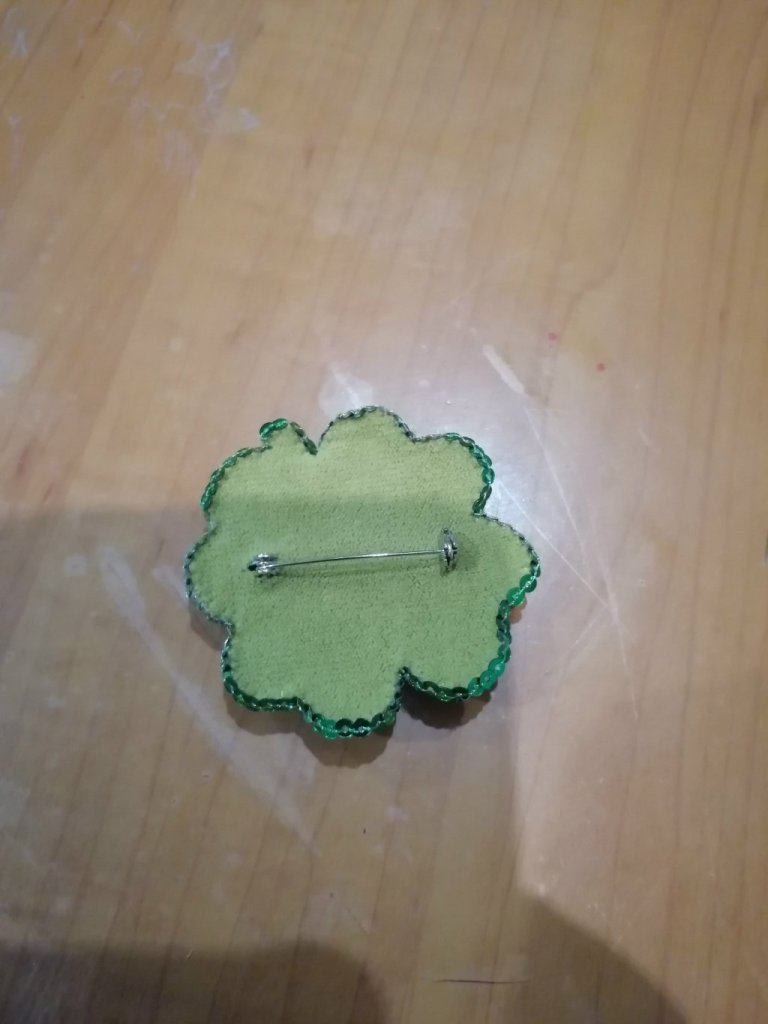 Брошь четырехлистник