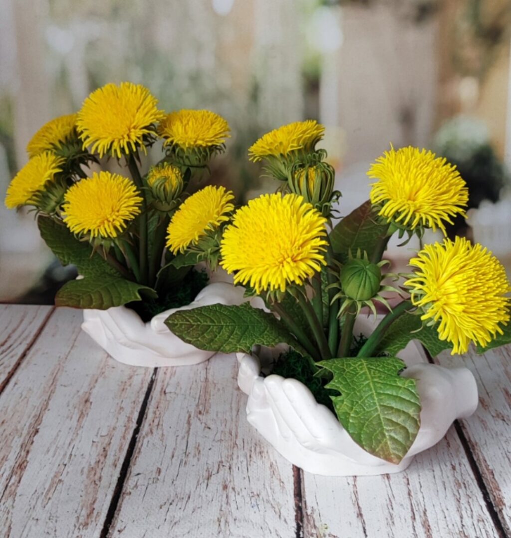 Цветочная композиция с одуванчиками «Солнышко в руках».