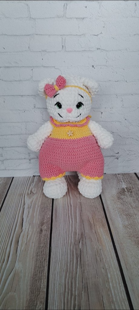 Вязаная киса в ярком костюмчике