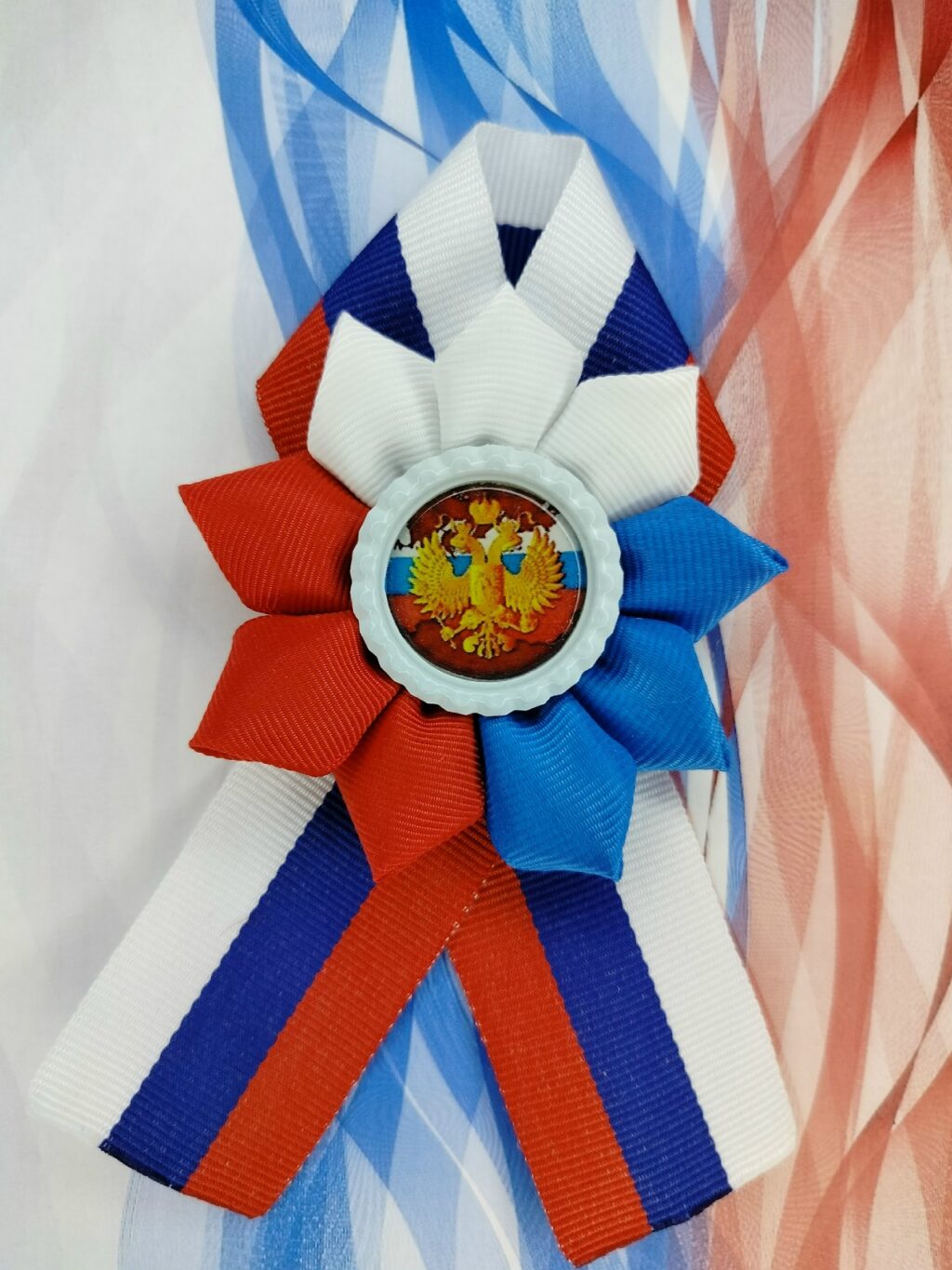 Брошь из ленты триколор