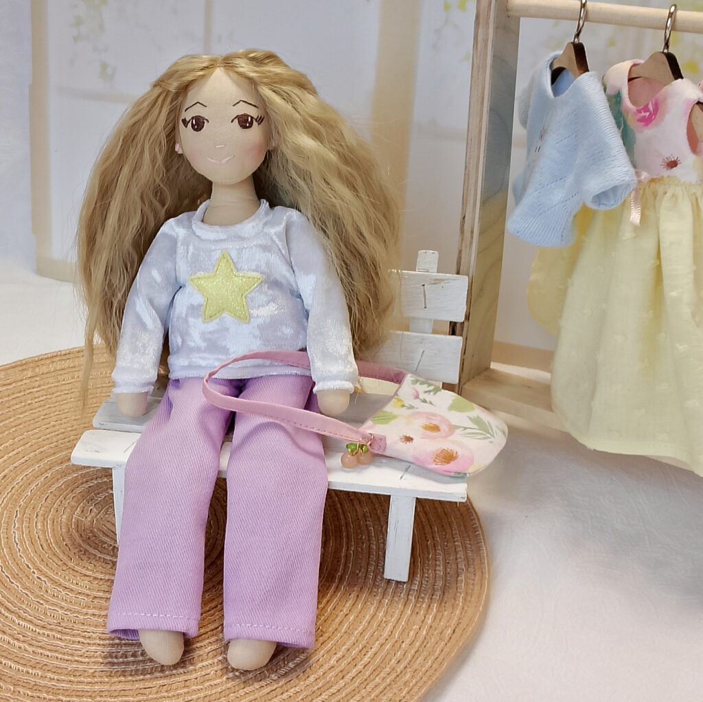 Кукла с одеждой ?