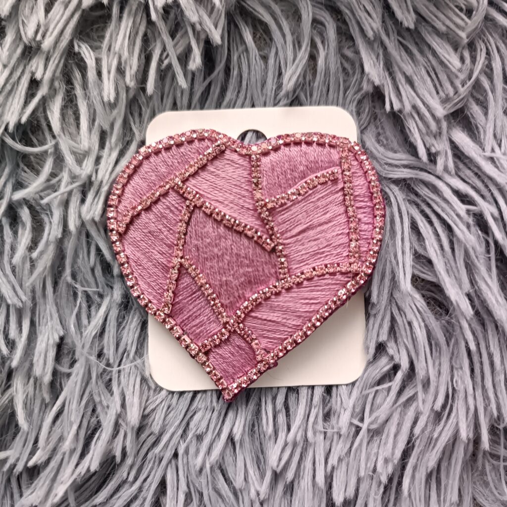 Брошь сердце