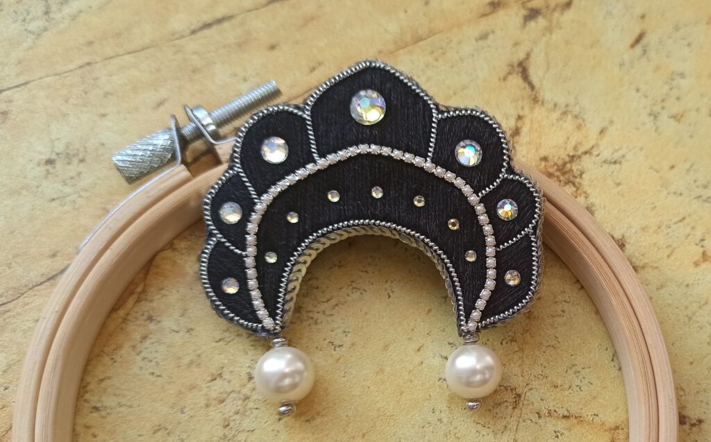 Брошь кокошник черн