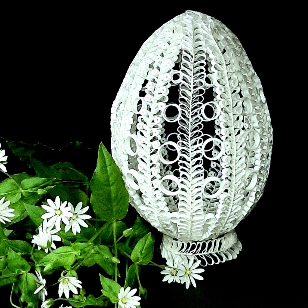 Белое пасхальное яйцо квиллинг ФАБЕРЖЕ
