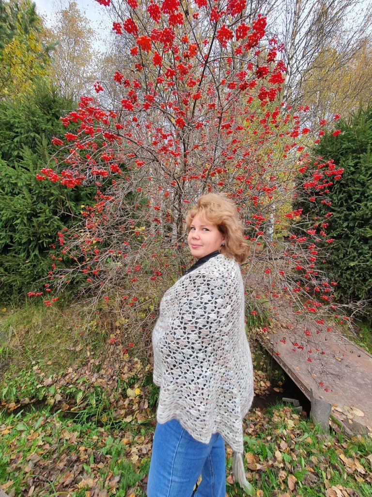 Шаль Бежевая с кистями