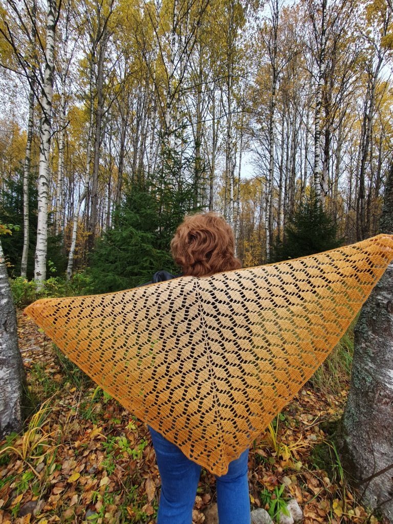 Шаль Бежевая с листьями