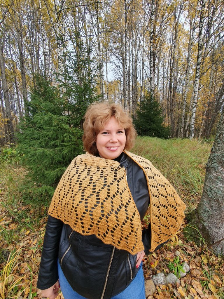 Шаль Бежевая с листьями