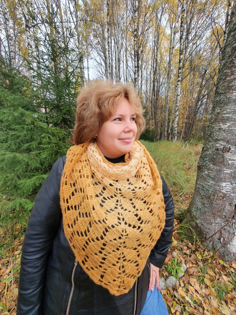 Шаль Бежевая с листьями