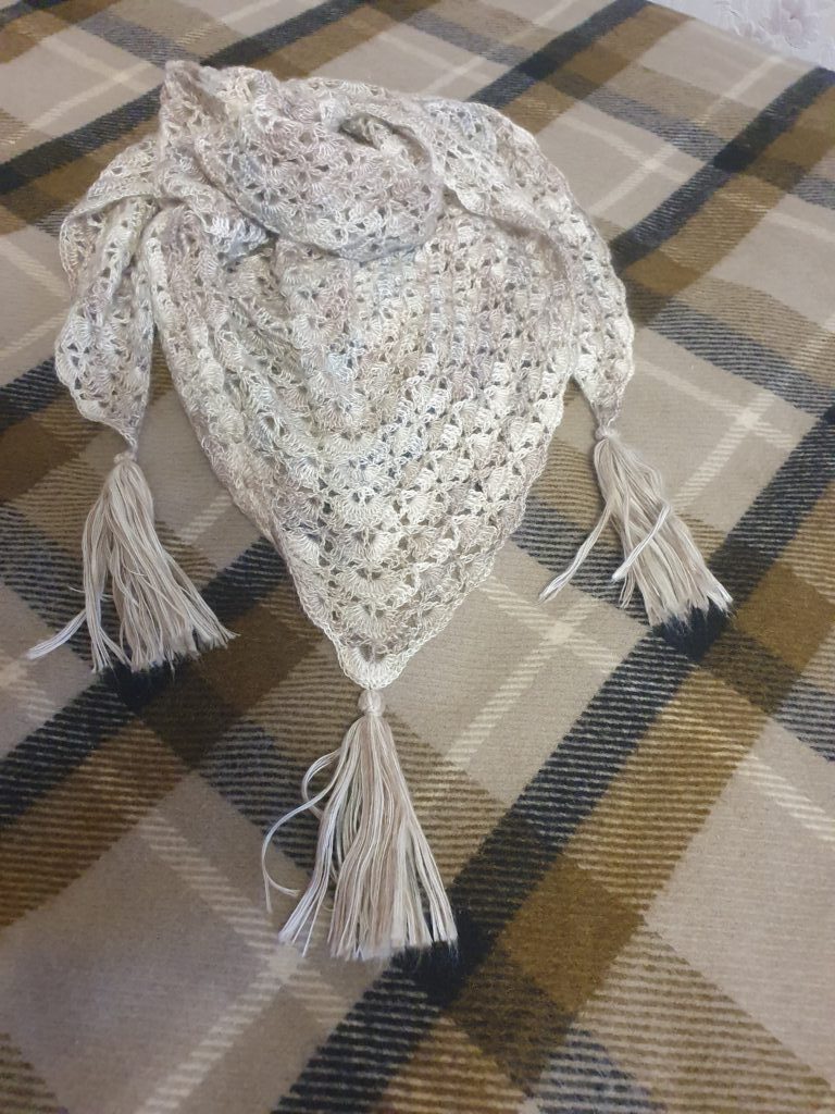 Шаль Бежевая с кистями