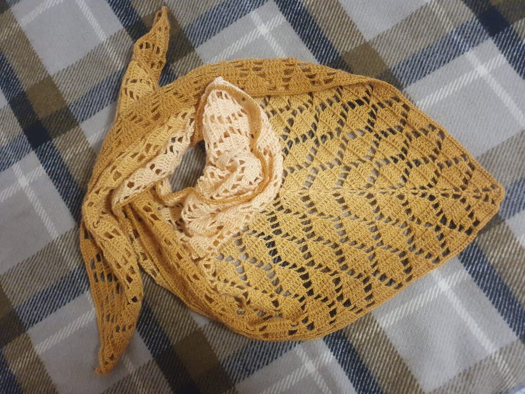 Шаль Бежевая с листьями