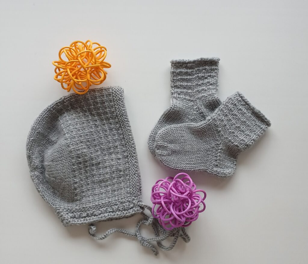 Комплект для новорождённых вязаный ручной работы