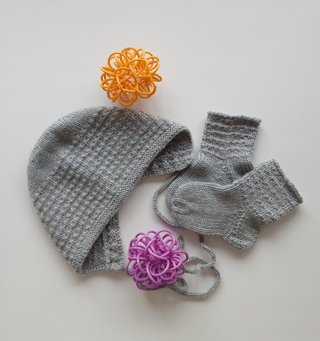 Комплект для новорождённых вязаный ручной работы